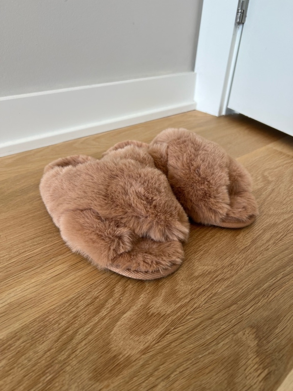 NWOT Plush Faux-Fur Crossband Slippers in Light Brown